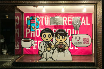 丸善衣装店　ショーウィンドウ